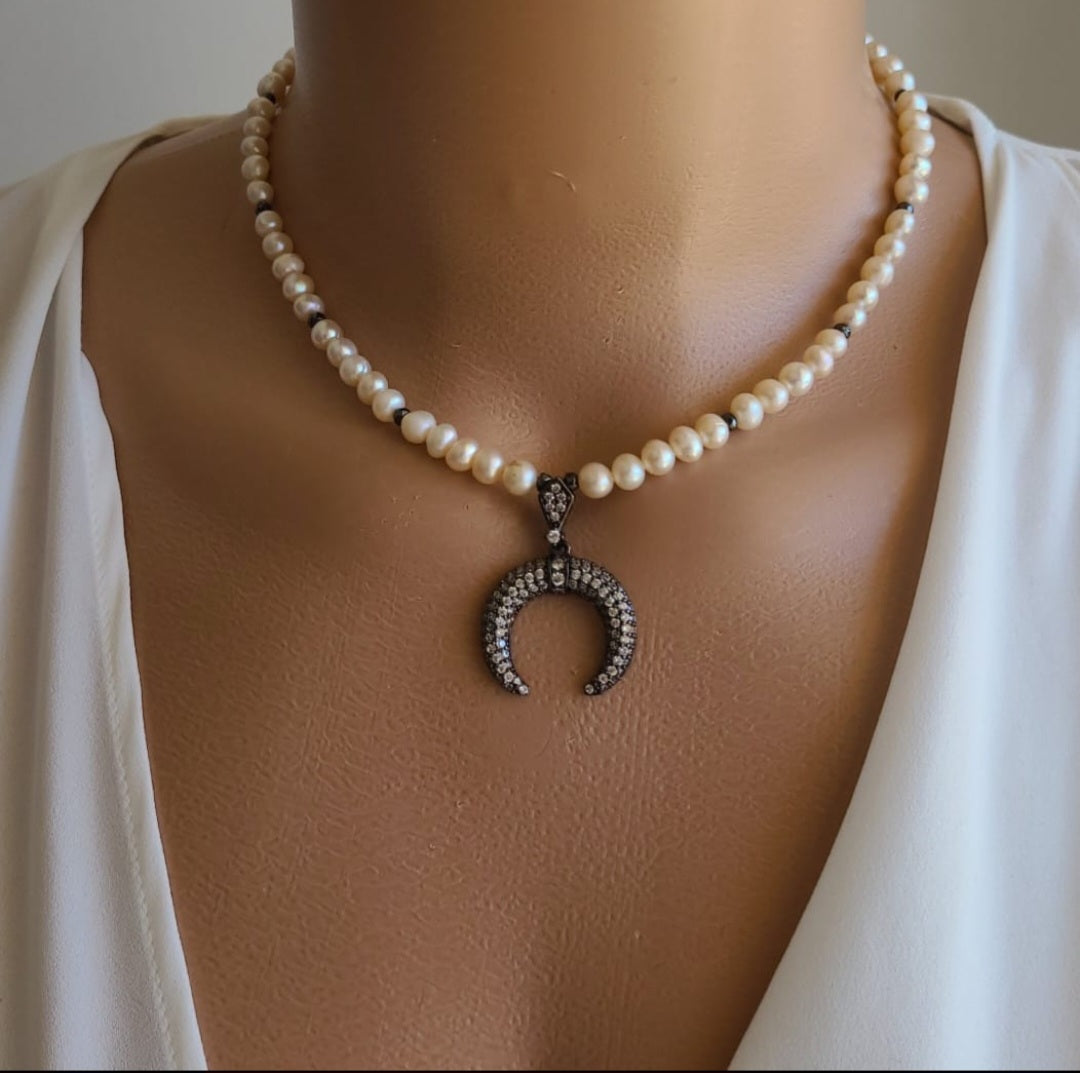 Choker Moon